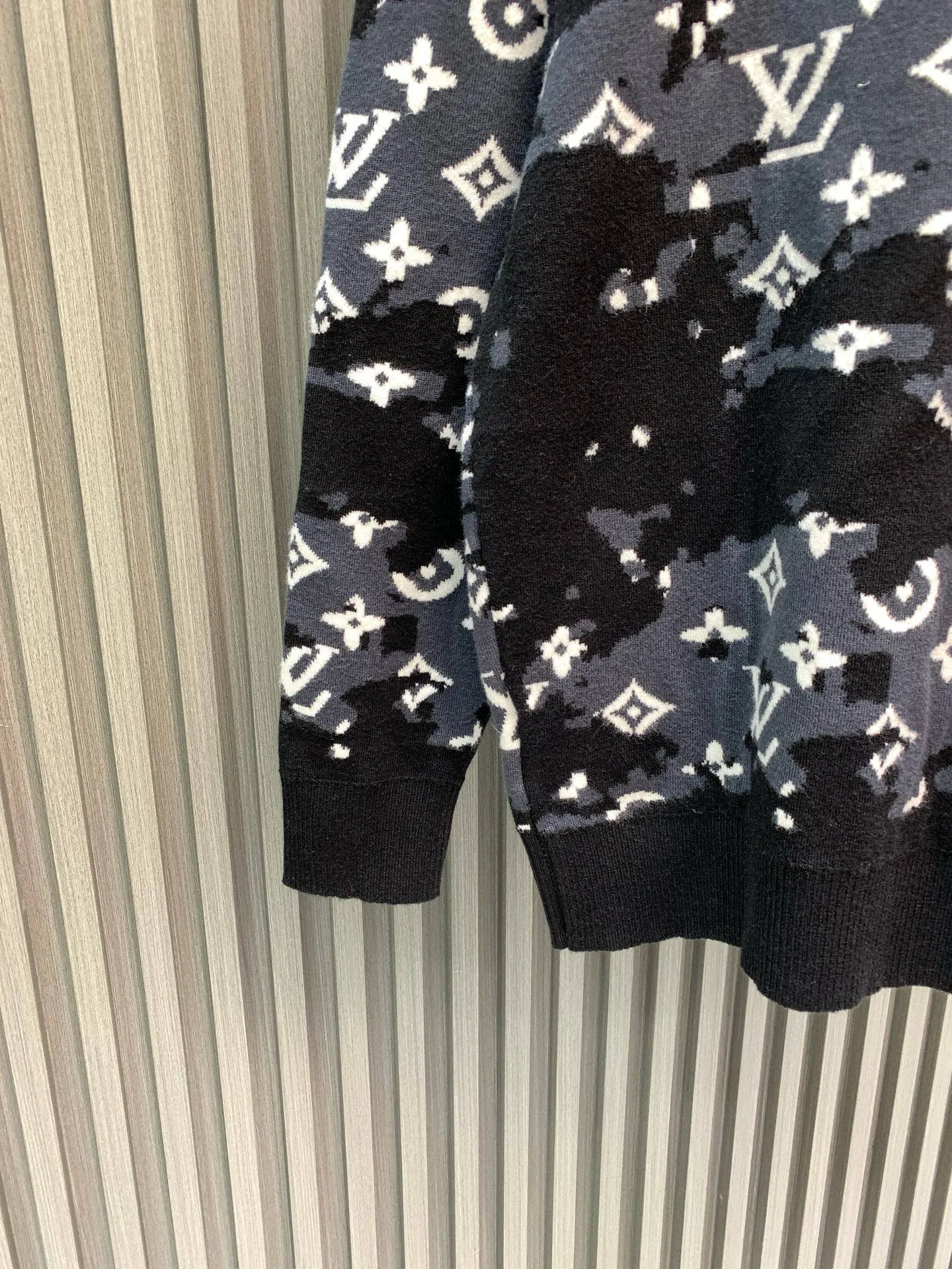 🅿️350 🀄️ Louis Vuitton Louis Vuitton 25*Lv rendering gradient same style distressed antique pullover sweater for men and women. Match-dyed wool blended cotton yarn. High weight and high density. Ultra-high quality. The wool is soft, delicate and skin-friendly. Soft and silky to the touch. Match-dyed high weight cotton yarn. Ensures no color difference. Uses four-hollow knitting method. Tight and textured. Durable, non-deformable and not easy to pilling. It has a soft and warm comfort that doesn’t stick to the body when worn alone. Classic knitted clothing is reinterpreted with exquisite details and iconic brand symbols to reinterpret the charming charm. This cardigan is made of knitted cotton and wool blended fabrics with comprehensive heavy-duty jacquard craftsmanship. All products are produced on imported looms. The details are clearly visible. A full set of customized trademarks, hang tags, and wash marks. The highest version on the market.